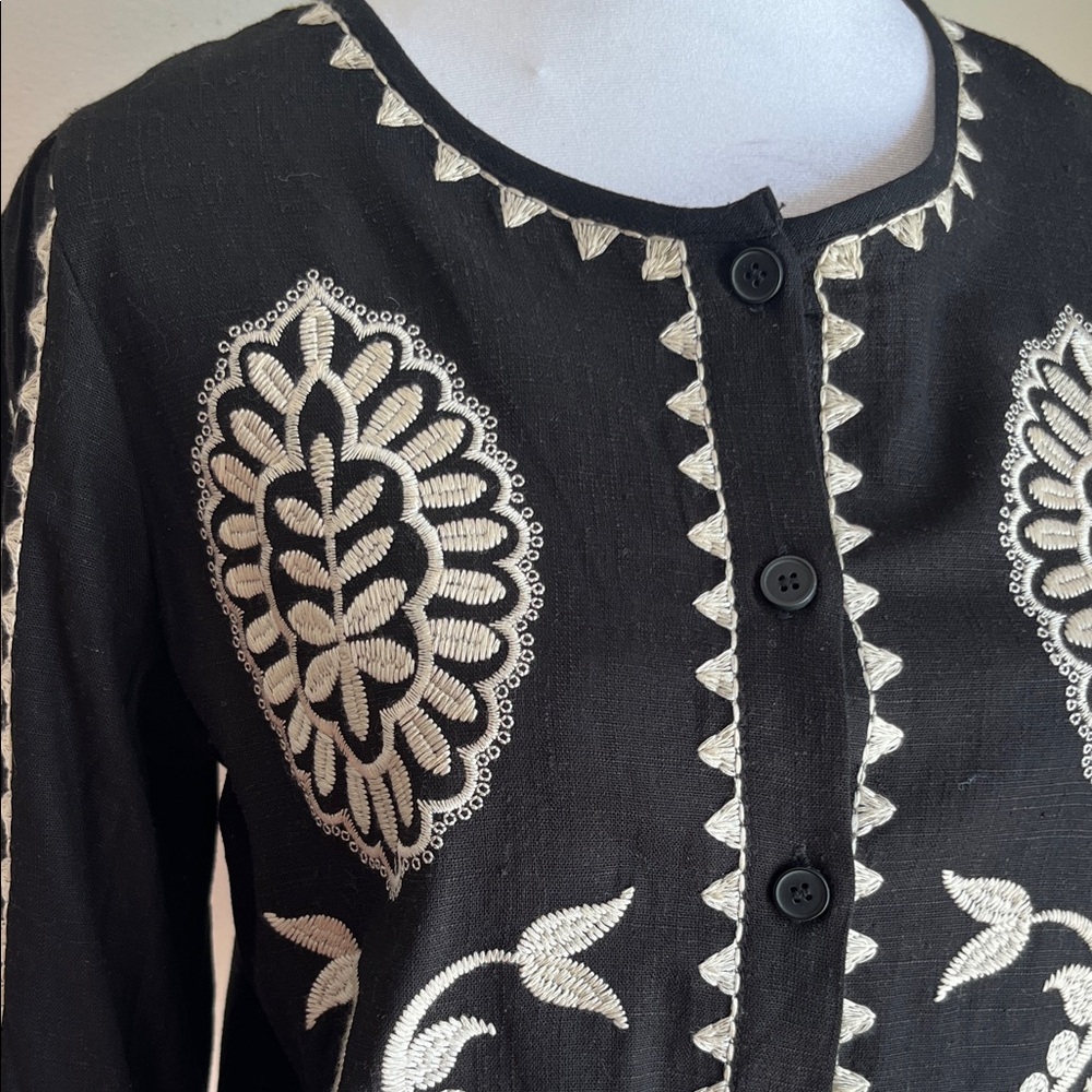 Solitaire Black Top with Cream Embroidered Detail - Picture 4 of 4